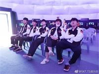 英雄联盟：SKT全队现身青少年足球活动现场 手把手教粉丝玩LOL