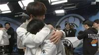 LOL：夺冠瞬间Rookie起身痛哭 TheShy立马拥抱Rookie举动超暖心