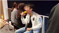 LOL：王校长观战IG吃玉米再上热搜，情侣头像被安排!