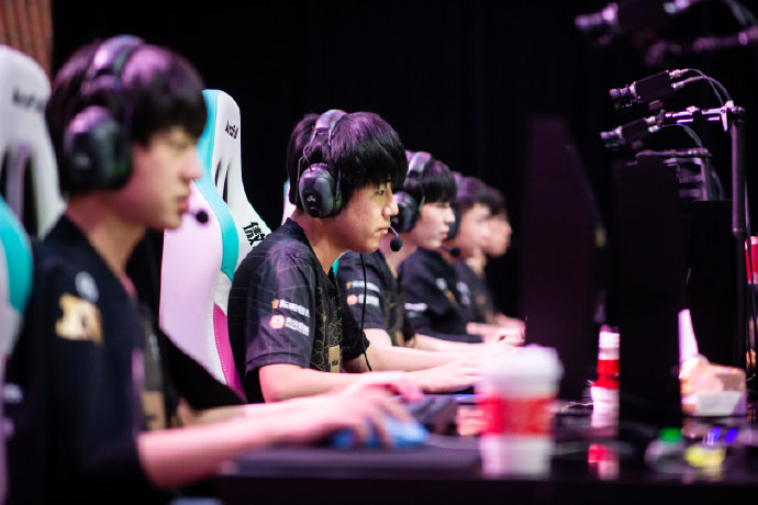 RNG横扫ES拿下6连胜！稳居榜首