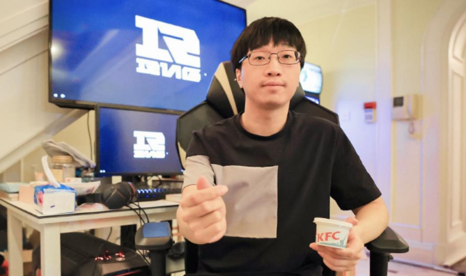 EDG经理透露选手因签证不能参赛，租赁他选手