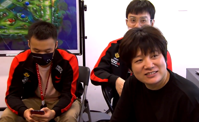EDG.M为何三把闪电战赢下比赛？教练阿布到场