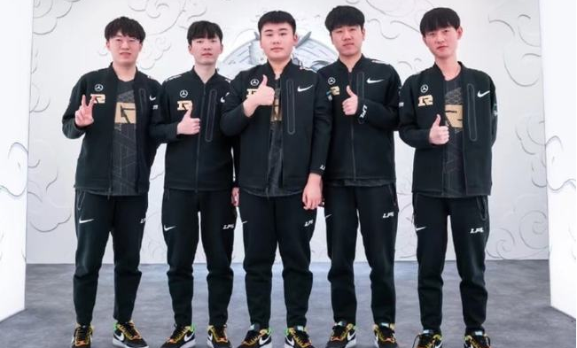 解说小伞否认偏袒RNG，已经很努力公正了