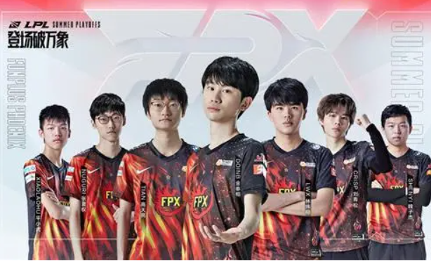 管泽元解说FPX与LNG比赛，端坐C位称看好FPX