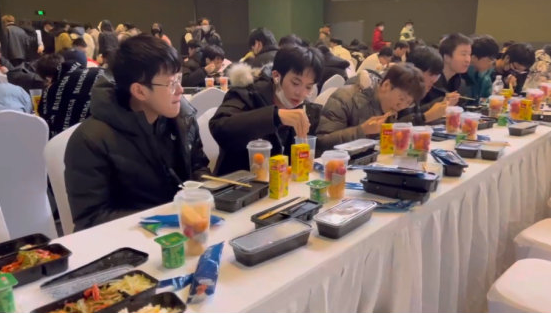 LPL与LCK年末活动用餐对比差别明显：盒饭与西餐