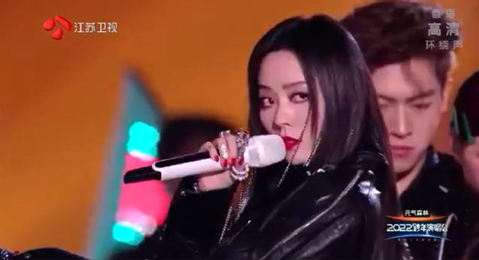 张靓颖歌唱S7全球总决赛主题曲《Legends Never Die》