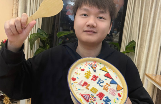 Yagao出道4周年，佐伊出色表现获得粉丝认可
