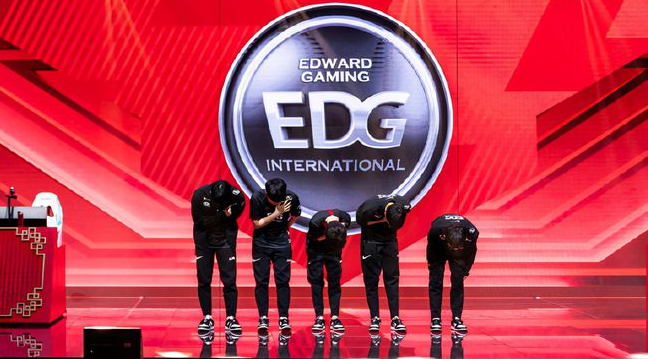 EDG夺冠S11后首次失利，粉丝留言“不要再浪”