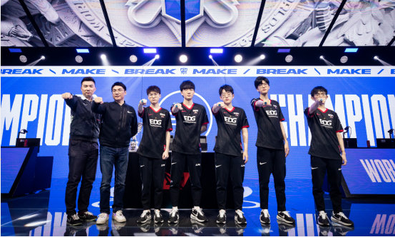EDG战队完成接受S11冠军戒指授予