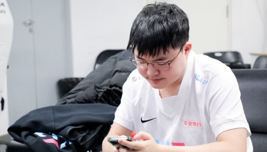 知情人爆料帮助Uzi复出的负责人被降级处理