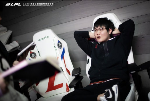 三名英文流解说自爆是JDG粉丝，对369喜爱溢于言表