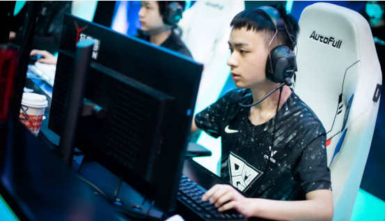 走A怪韩服前期炸裂但依旧好好游戏，后被李哥认可