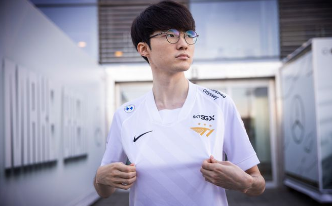 LPL英文解说因质疑T1实力，惨遭粉丝爆破