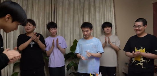 Missing迎来21岁生日，队友在基地为其庆生