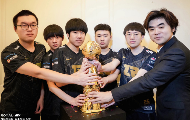 粉丝调侃让RNG把奖杯“借出去”给其他战队看看