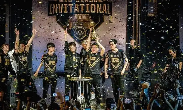 Uzi直播时大力称赞Gala，直言Gala比我强太多