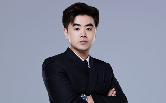 朱开怒斥老岳：好好做您的直播，我的工资不需要您关心