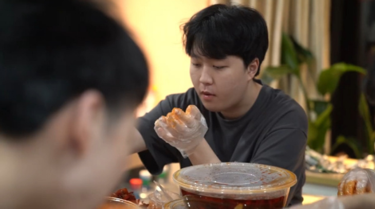 JDG发布一则队员吃夜宵视频，让人直流口水