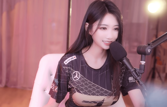 RNG战队编外女队员坏空空受到众多网友关注