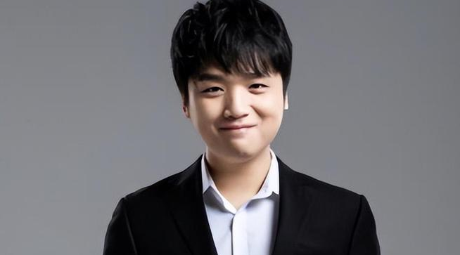 前WE下路微笑当众与老队友卷毛争吵起来