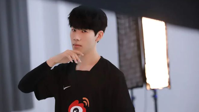 WBG发布的赛后队员返图无意曝光Theshy手臂疤痕