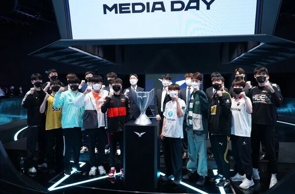 DK凭借5票力压4票T1，成为夏季赛最热门夺冠战队