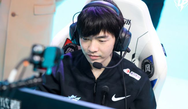 UP中单Cryin疯狂失误，引发网友集体吐槽