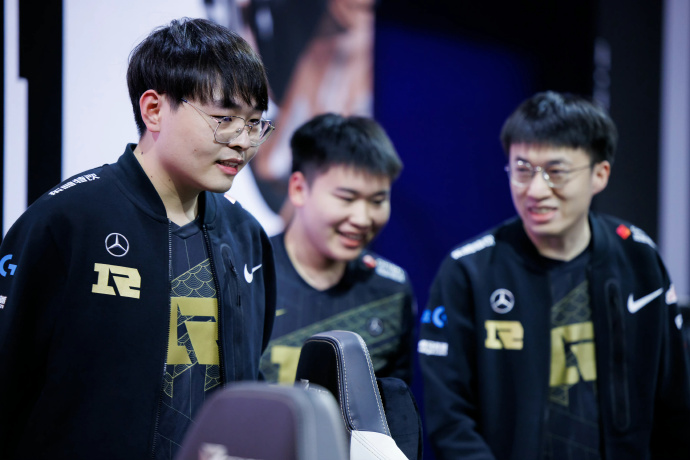 RNG小组晋级形式：赢一场GEN或CFO就进入八强