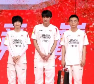 light被喷没礼貌？因粉丝见面环节摆臭脸，惨遭质疑