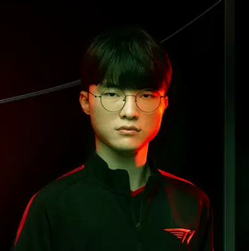 Faker大魔王向你发出组队邀请，雷蛇三星助力电竞开学季！