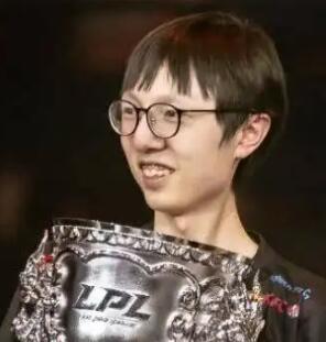 “UZI已试训，小明曾想追随他”，知情人爆料LPL内幕