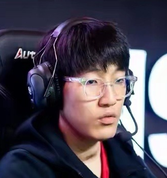 Uzi直播整活心仪冠军皮肤虎娘日报：云顶之弈开发者报告预览