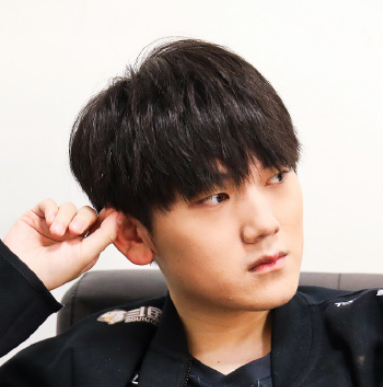 太暖了！TES被淘汰回国后，JKL主动帮老奶奶拿行李