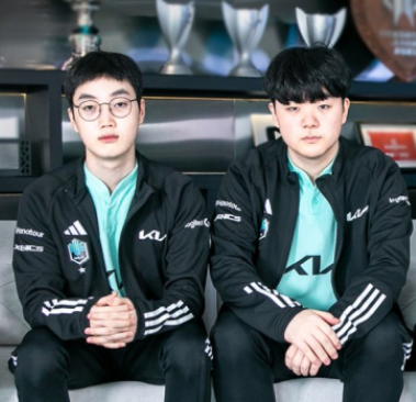 知情人：在RNG队员生病时，DK帮RNG热手恢复状态