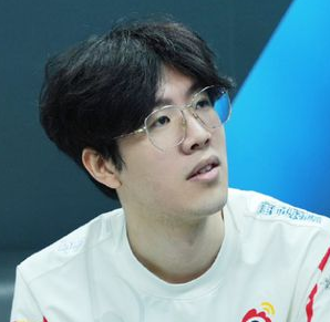 尴尬！Theshy面对WBG前队友，3战全败