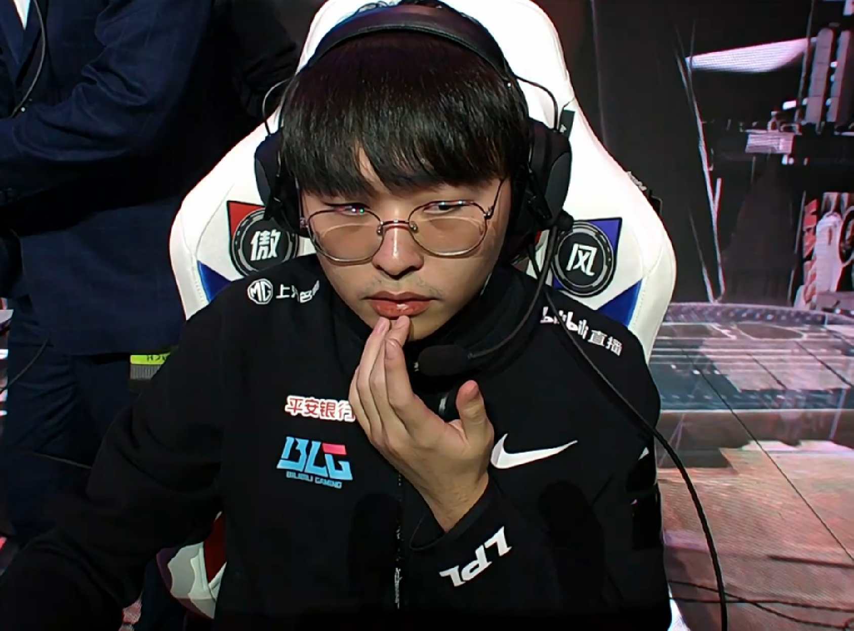 2021德玛西亚杯：Doggo贴脸输出水银秒解，BLG团战压制战胜JDG