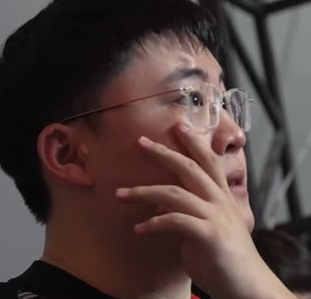 Uzi哭了！EDG淘汰OMG后，uzi后台落泪！
