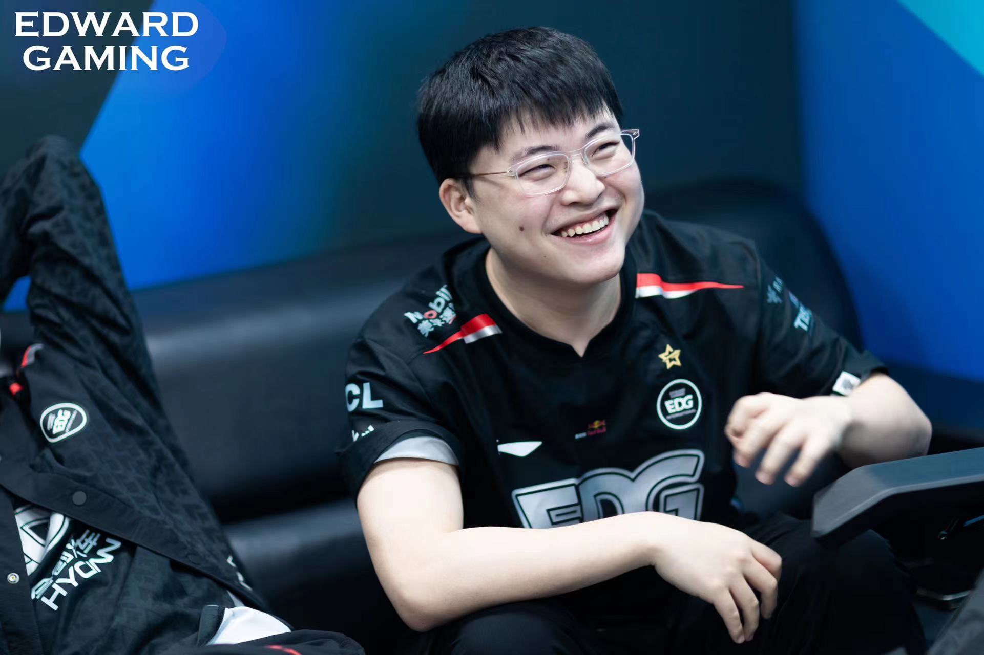 Uzi四杀泽丽惨遭老东家偷家，RNG2-0轻松战胜EDG