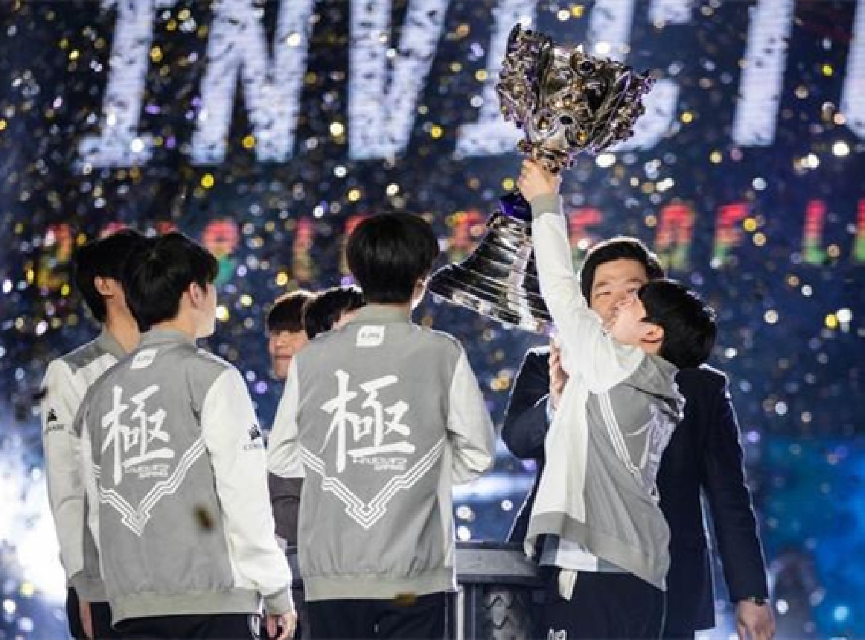 他曾守护着iG的一切，S8冠军中单Rookie宣布成为自由人