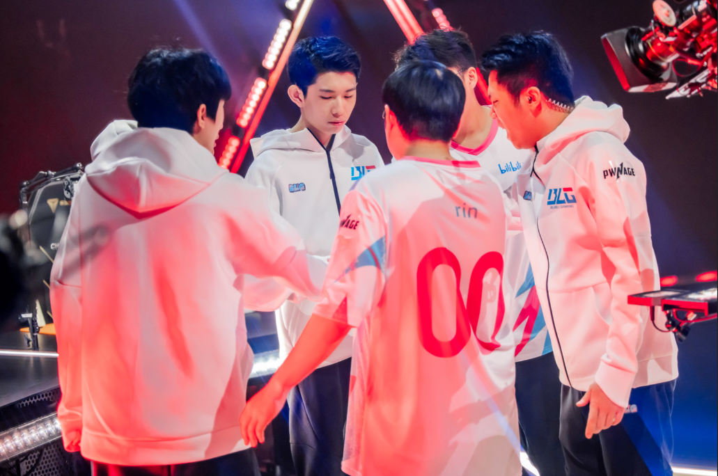 0-2不敌DRX跌入败者组第一局惨遭翻盘痛失好局，BLG