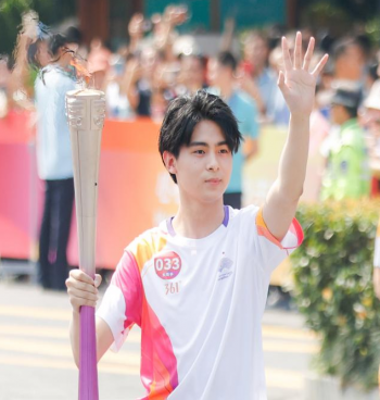 和平精英电竞世界冠军朱伯丞成为杭州亚运会首位电竞运动员身份的火炬手