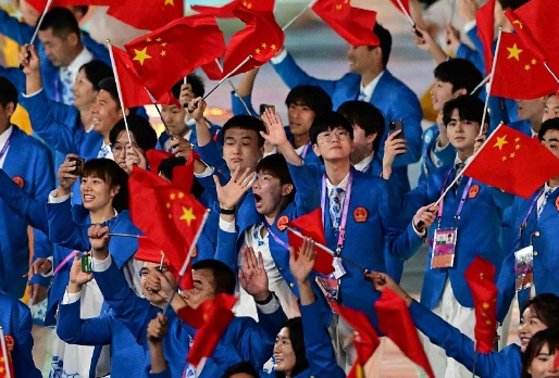 杭州亚运会开幕式，英雄联盟中国代表队选手现身直播画面