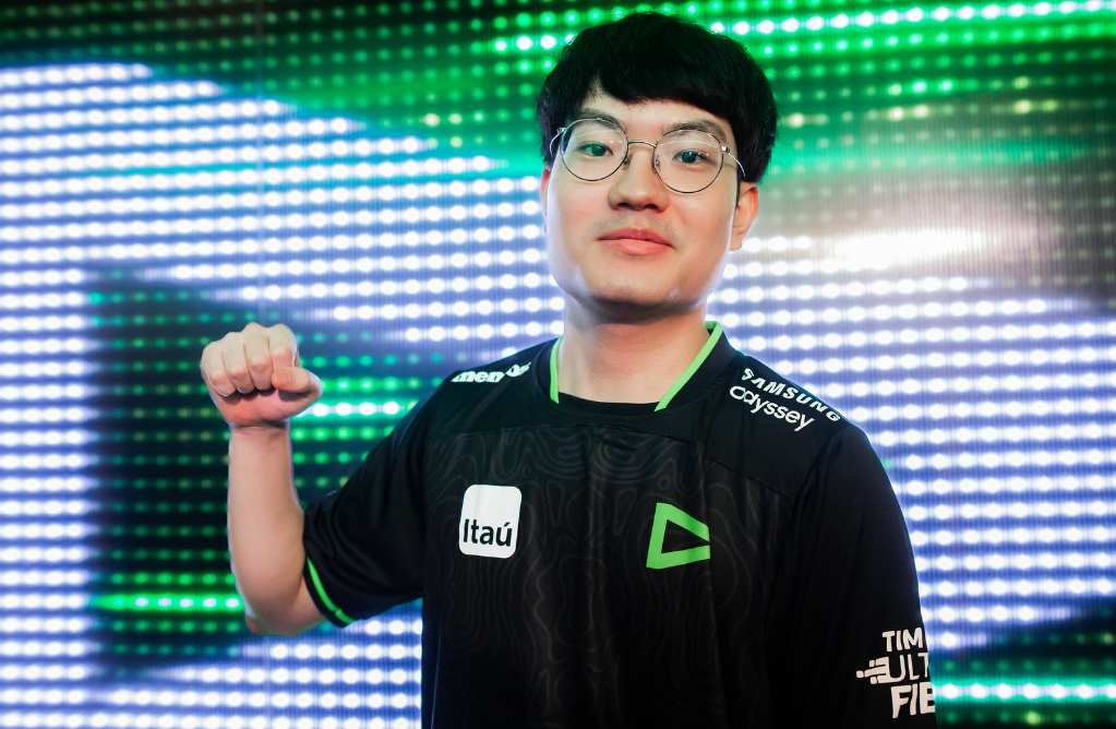 Route卡莎拿到S13第一个五杀，LLL2比0击败GAM