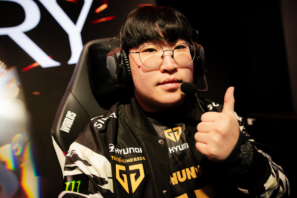 “黄色闪光”Delight洛帅气反开逆转T1，GEN拿下瑞士轮第二胜