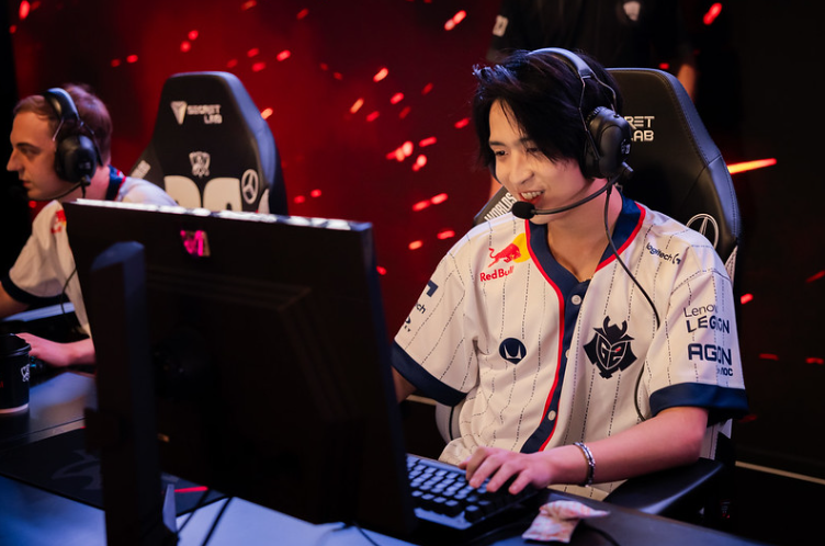 Sama霞冷静走位带队翻盘，G2翻盘击败WBG拿到第二胜Hans