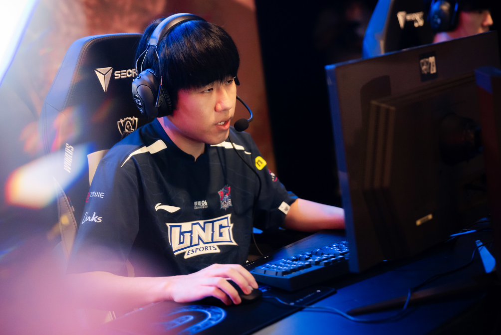 GALA厄斐琉斯团战输出恐怖如斯，LNG突破队史2-1击败KT晋级八强