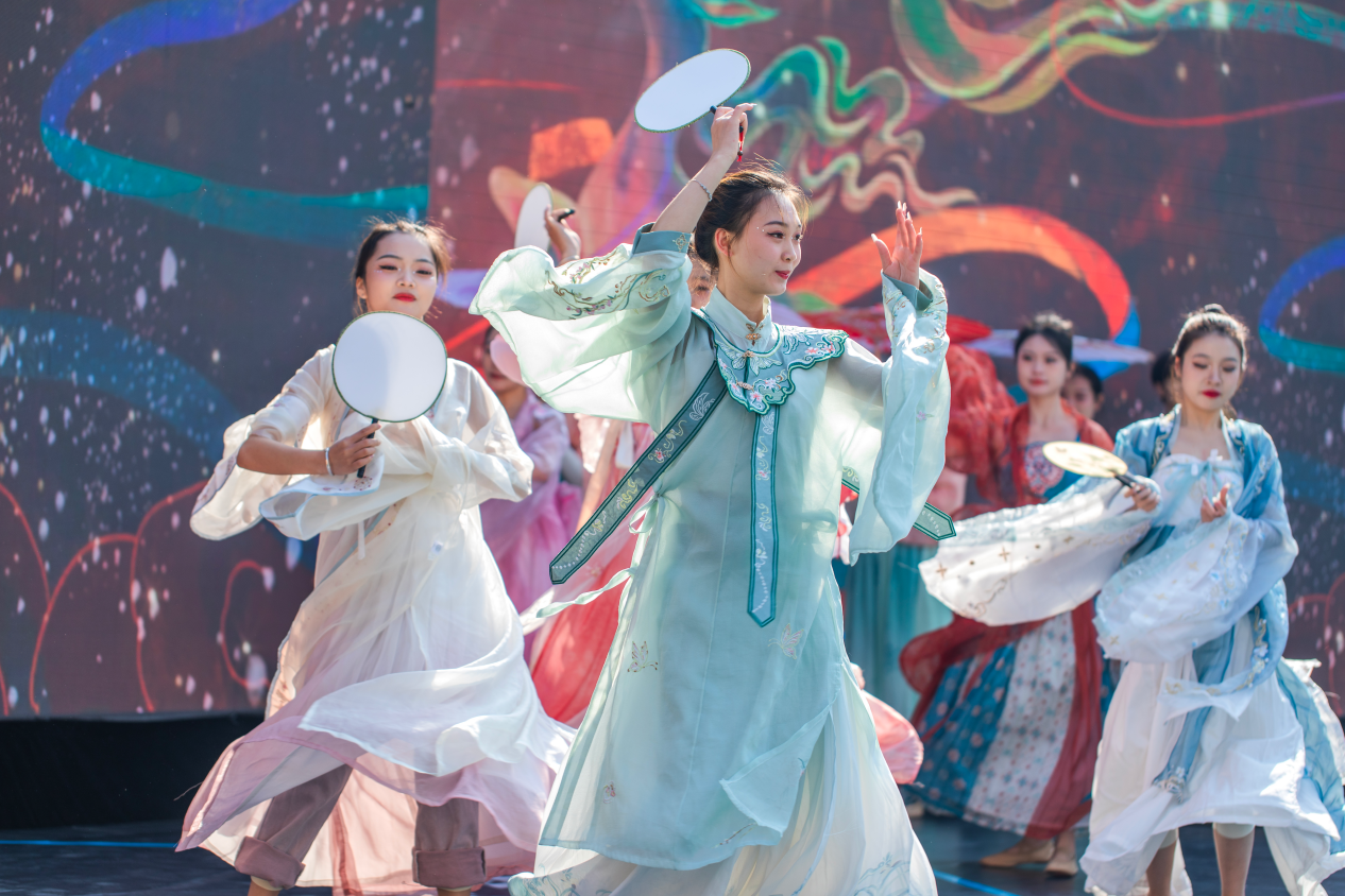 电竞+文旅打造融合新体验，茯茶镇数字文旅嘉年华活动启幕