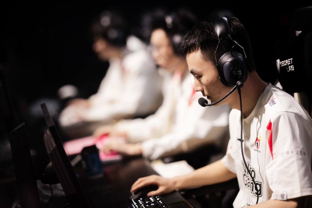 Light复仇之矛“撕裂”下路，WBG3-2击败BLG晋级S13决赛