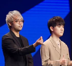 DOTA2金牌团队获微博竞燃之夜年度电竞行业贡献奖，Ame、Maybe再同框