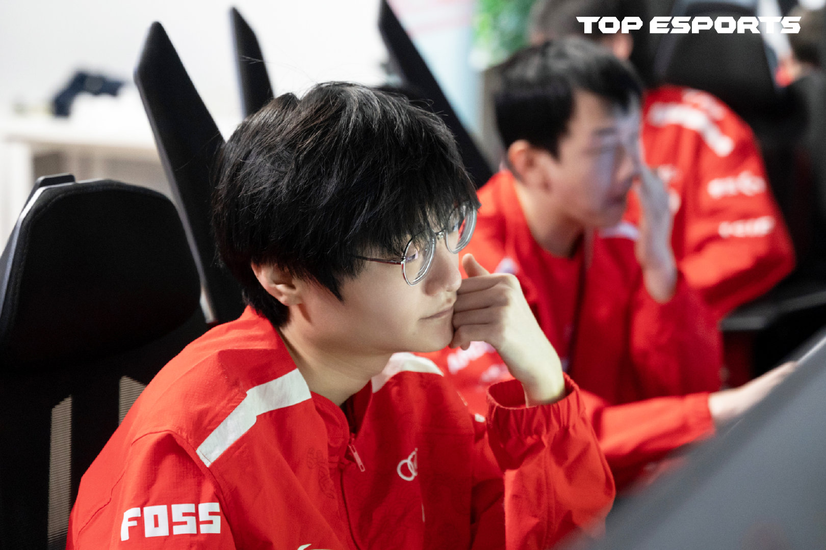 职业差距！TES轻松击败EQX，将比赛打成“大乱斗”